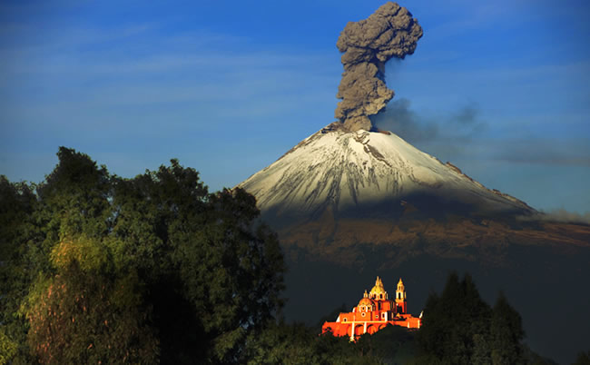 Iglesia de Nuestra Señora de los Remedios en Cholula y volcán Popocatépetl, en Puebla