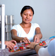 Mujer migrante trabajando en una fábrica