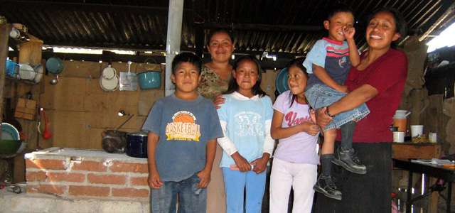 Familia en una casa rural