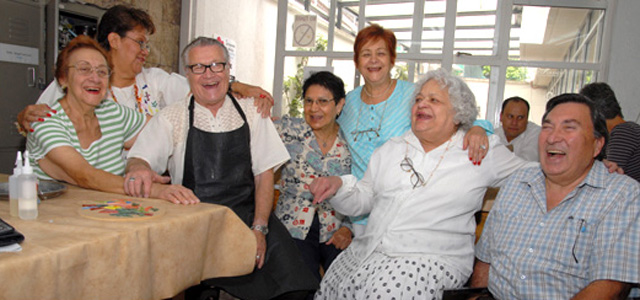 Personas mayores reunidos y riendo