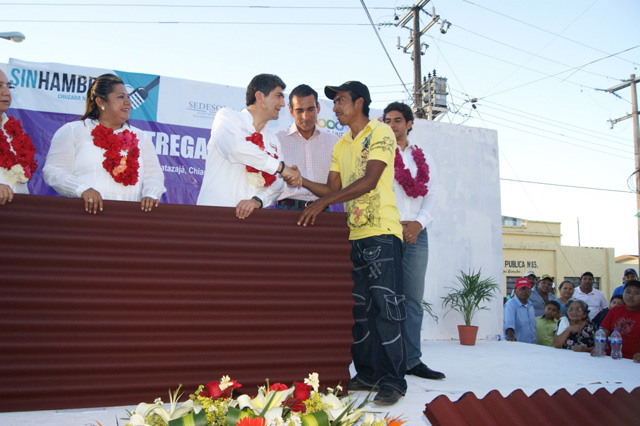 Entrega la Sedesol apoyos a 995 familias afectadas por lluvias, en Playas de Catazajá