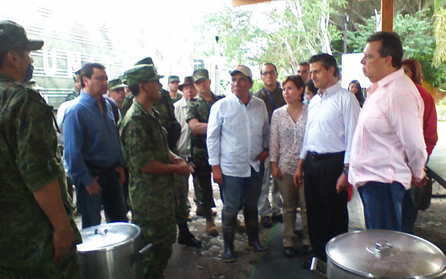 Recorrido de Enrique Peña Nieto y Rosario Robles por las zonas afectadas de Guerrero