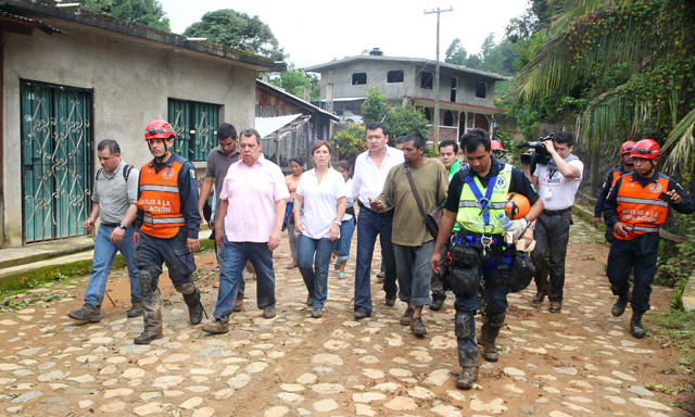 Recorre Rosario Robles 37 comunidades aisladas en Guerrero por el huracán "Manuel"