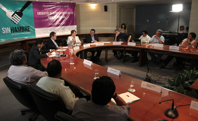 Reunión de Rosario Robles con con representantes y líderes del Consejo de Pueblos y Comunidades Indígenas