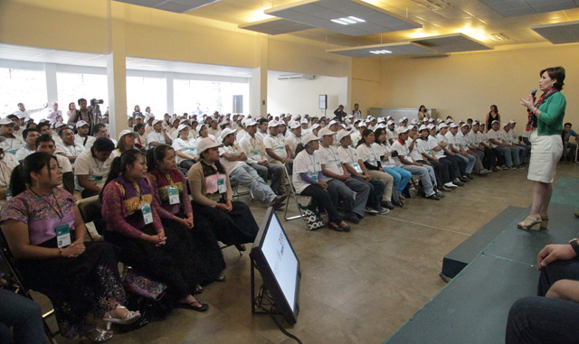 Diálogo con promotores de la Cruzada Nacional Contra el Hambre, de las universidades Autónoma de Chiapas, Intercultural y “Antonio Narro” - Rosario Robles en el podio