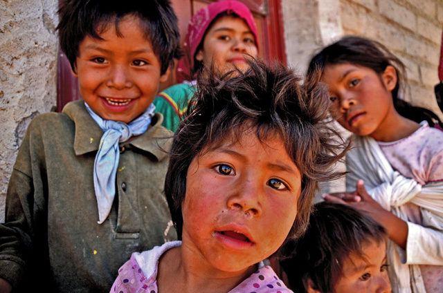 Diego Reynoso Orozco - “Niños 2” - Grupo de niñas y niños de aspecto humilde